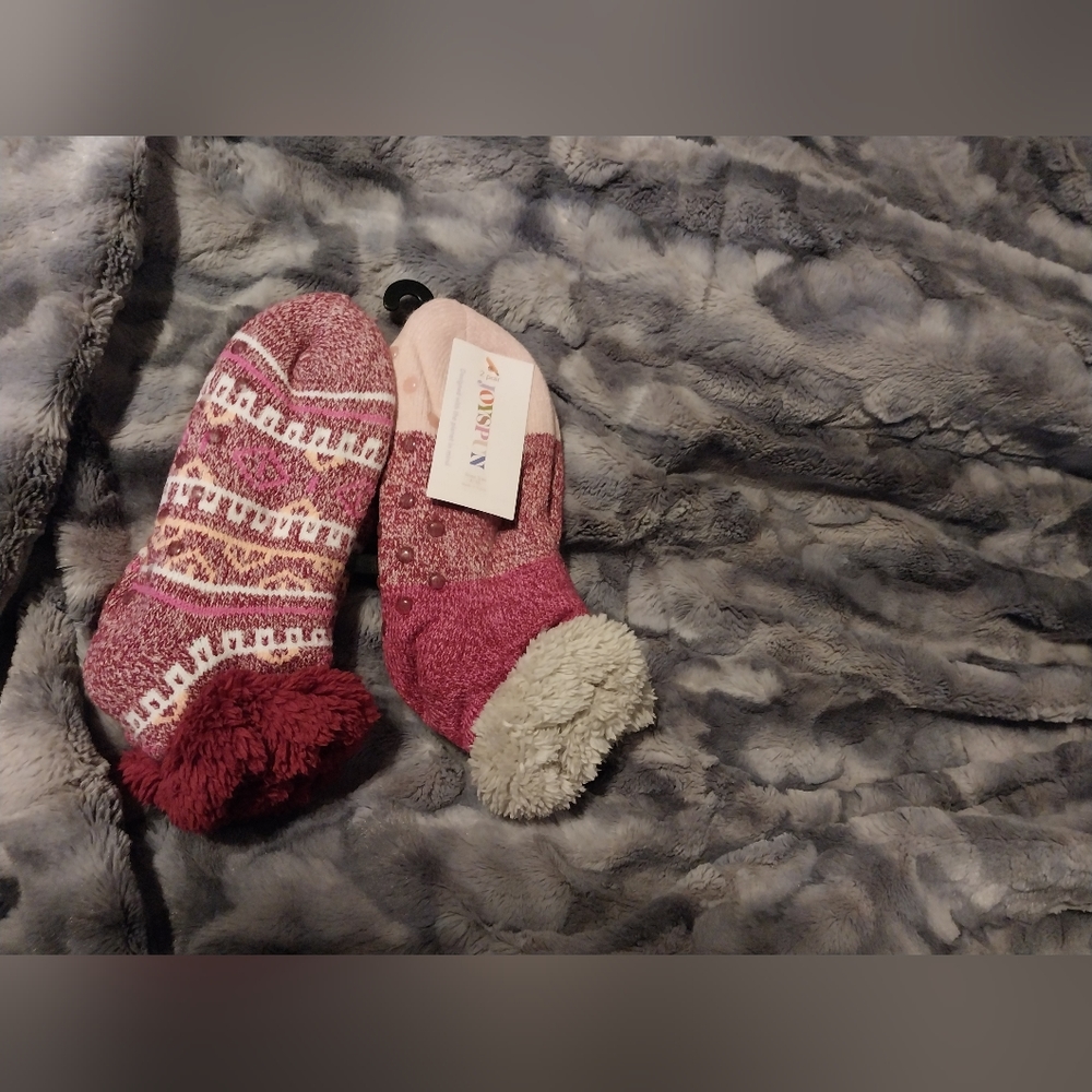 NWT: 2x pair of socks(4-10)